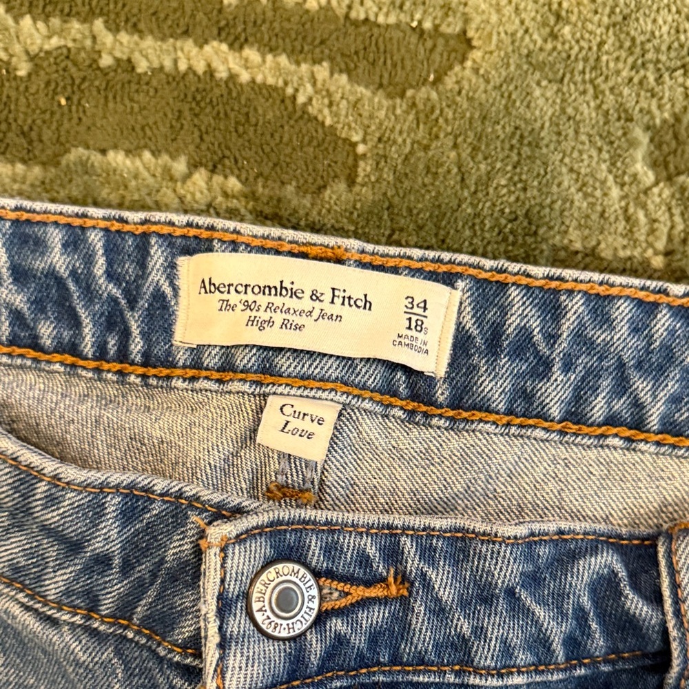 Light Wash Straight Leg Jeans - Picture 3 of 3